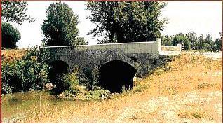 Puente estilo románico sobre el río Ausín